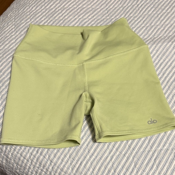 ALO Yoga Pants - ALO Yoga Women's Light Green Bike Shorts